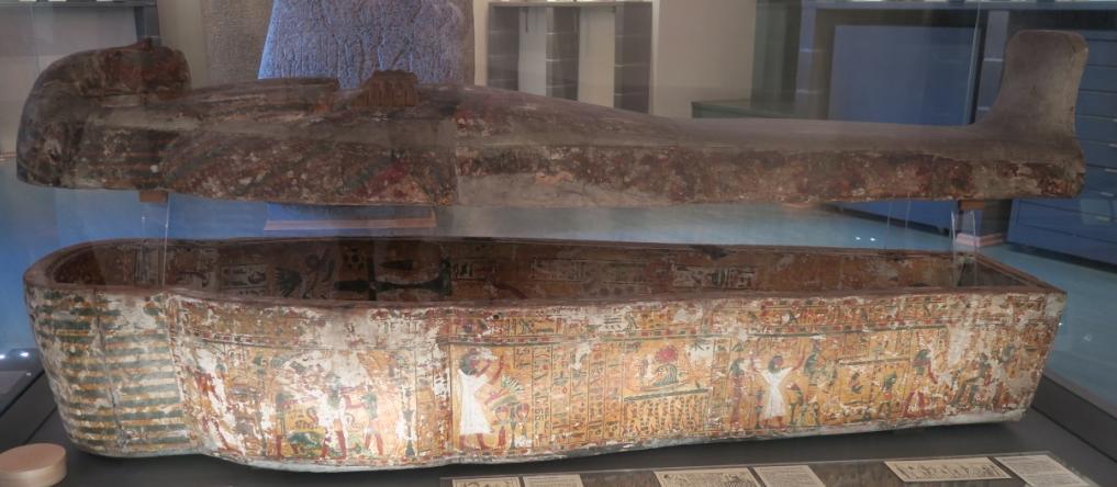 Mummiekist van Padi-Amon (foto Jan Koek) Behalve de bekende scènes zoals het wegen van het hart (DB 125), het scheiden van Noet en Geb door Sjoe, waarbij Djehoeti o.a. zegt Leve Ra, moge de schildpad sterven, de troonscène van Osiris en de boomgodin Noet (DB 59), is er ook een scène uit het Amdoeat op de buitenkant van de mummiekist.