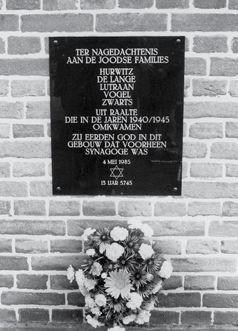 Plaquette & lijst Joodse slachtoffers 29. In 1985 werd een plaquette (gedenkplaat) onthuld op de synagoge. Aan wie herinnert deze gedenkplaat?