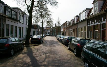Indeling LEUK HUIS MET ZONNIGE TUIN. Leuk huis in een gezellige bomenrijke straat nabij de Cronje, het station en het centrum van Haarlem. De woonkamer heeft nog de originele indeling!