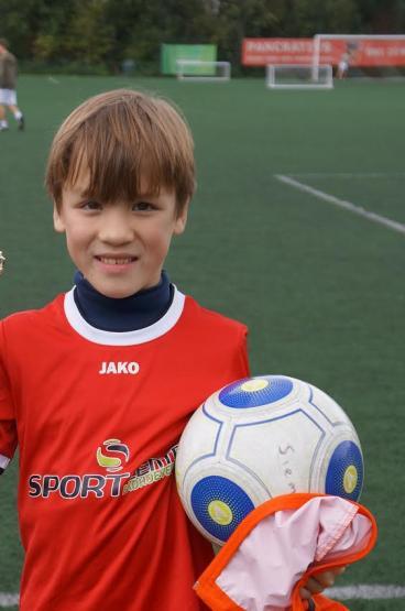 Naam: Siemon Smudde Leeftijd: 8 jaar Team: F5 Op welke positie sta het liefst: Middenveld Broertje/zusje:Twee