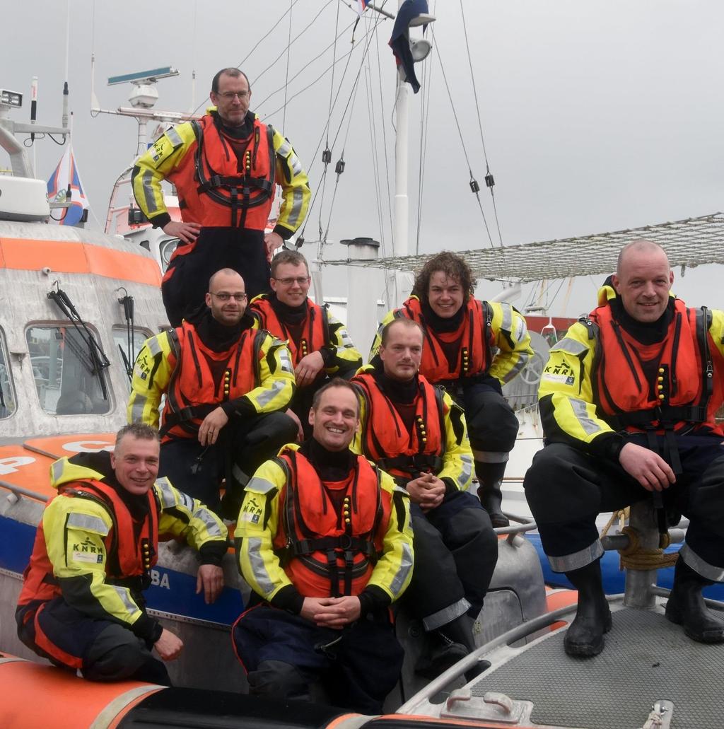 Bij het reddingstation Lauwersoog zijn in totaal 29 mensen actief: 16 varende bemanningsleden (vrijwilligers) 9 helpers aan de wal (vrijwilligers) 4