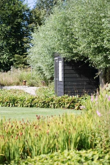 146 OUDE KNOTWILGEN De stijl en de sfeer van de tuin lopen vloeiend in elkaar en in het natuurgebied over.