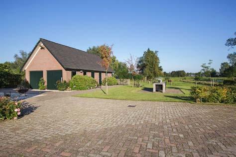 Vrijstaande stenen dubbele garage (ca.