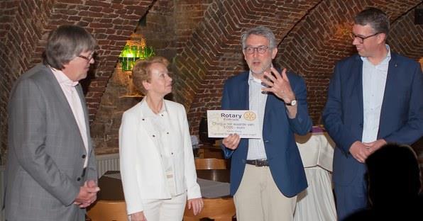 Harrie Ries (l) en Roy Palmen (r) overhandigen de cheque aan Lea Dortants en Toon Peerboom Rotary Kerkrade verrast CantaYoung Op woensdag 24 mei waren Harry Ries en vertegenwoordigers van CMK 1912 en