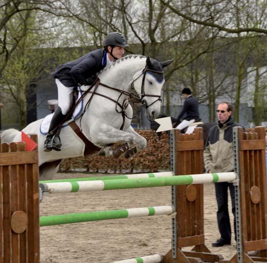 Frequentie beoefening paardensport: In Nederland beoefenen circa 466.000 mensen de paardensport. Deze zijn minstens acht jaar oud en gaan minimaal vier keer per jaar paardrijden.