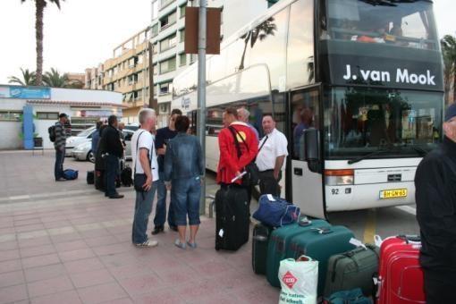 In de bus We zitten veel in de bus Zorg dat het gezellig is en blijft In principe vaste plaatsen Bus schoonhouden Toilet in de bus Niet roken in