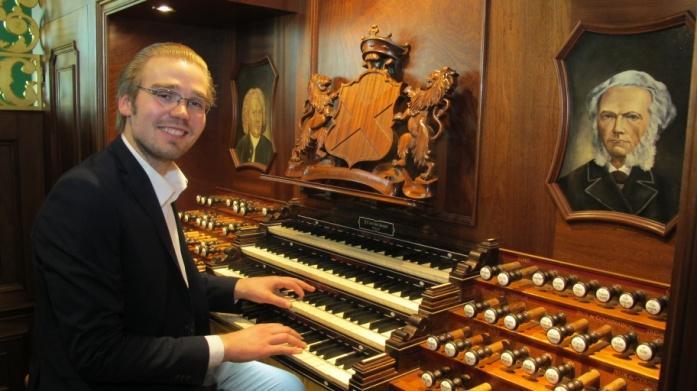 17 aug. Oude kerk Adriaan Hoek Adriaan Hoek studeerde orgel en kerkmuziek aan het Rotterdams Conservatorium waar hij in 2016 summa cum laude afstudeerde als Master of Music.