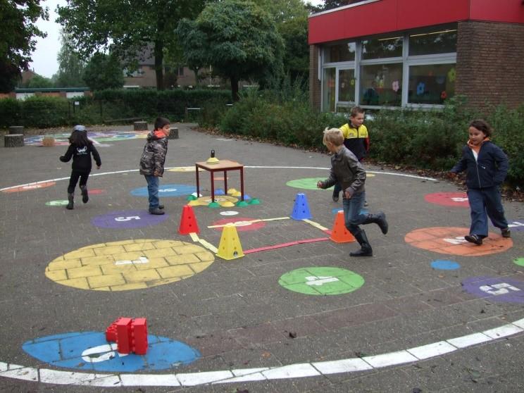 TAAKVERDELING Taken vereniging: - Ouders/ leden regelen die begeleider willen zijn en helpen bij de opbouw/afbouw - Het maken van groepjes - Spellen bedenken en zorgen voor goede uitleg.