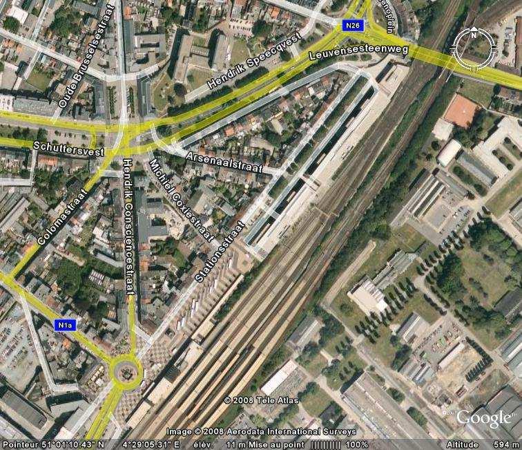 LIGGING : AAN HET TREINSTATION VAN MECHELEN : STATIONSSTRAAT 50 meter Mechelen