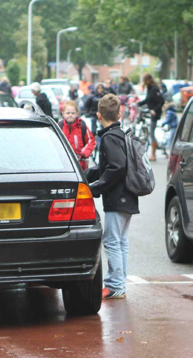 VEILIGE SCHOOLOMGEVING basisscholen werkgroep vanuit school en VVN Auto s blokkeren de straat voor de school en zorgen voor een onoverzichtelijke situatie.