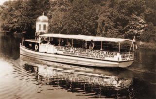 Afb. 9. De koepel rond 1915, met een rondvaartboot uit Amsterdam. (Coll. W. Mooij) boten genoemd, waarvan een met buitenboordmotor.