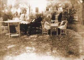 Afb. 9. De familie Pouw in de achtertuin, ca. 1911. (Coll.