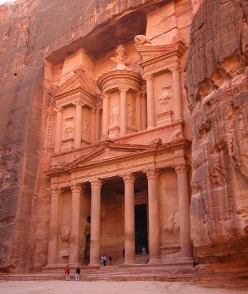 Dag 4: Dinsdag 13 februari Petra Na het ontbijt bezoek aan de legendarische roze stad Petra, bekroond als één van de nieuwe wereldwonderen.