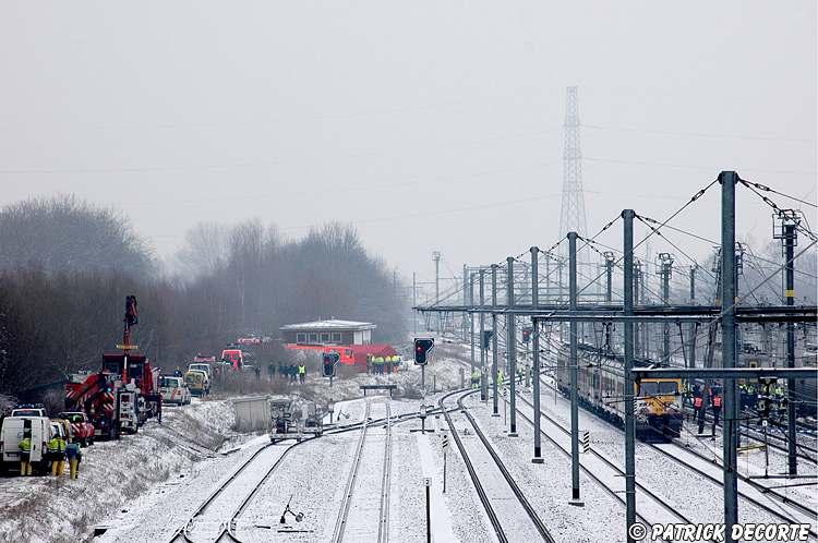 De dienstweg (links) was met één voertuig per keer toegankelijk.