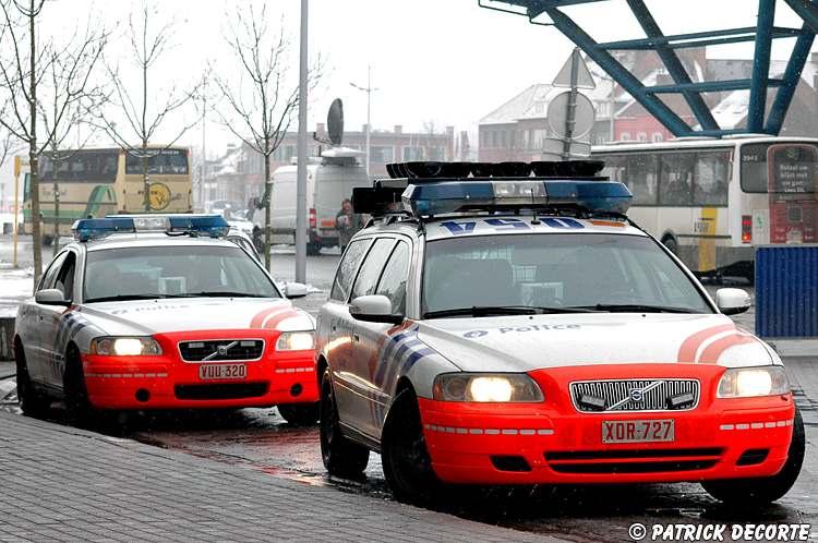 Politievoertuigen waren massaal aanwezig en kwamen letterlijk uit de vier windstreken.