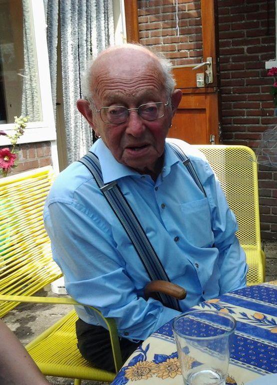 Piet Catsman 100 jaar Op 2 augustus zal onze oudste georganiseerde sierduivenliefhebber Piet Catsman de gezegende leeftijd van 100 jaar bereiken.