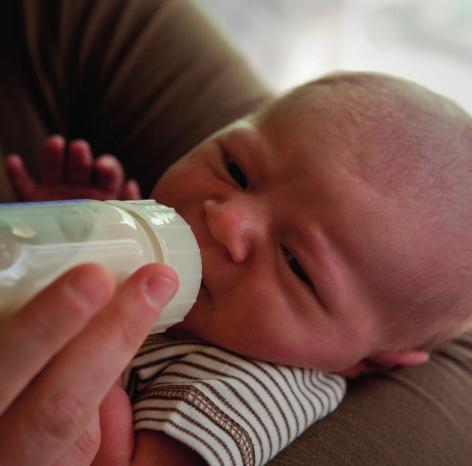 Hoeveel moet mijn baby drinken? Je baby zal doorgaans zelf aangeven hoeveel hij wil drinken. De eerste dagen zal dit vaak niet veel lijken, maar weet dat je baby s maagje dan nog heel klein is.