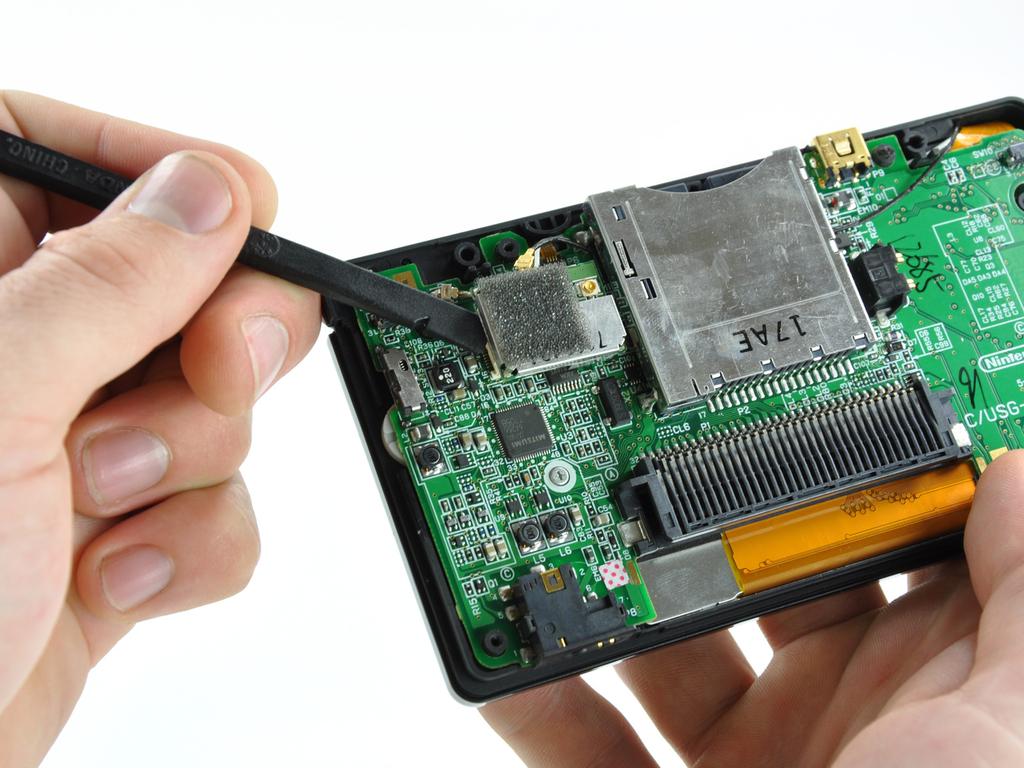 Nintendo DS Lite Speakers Replacement Stap 9 Gebruik de vlakke rand van een spudger met het Wi-Fi-board