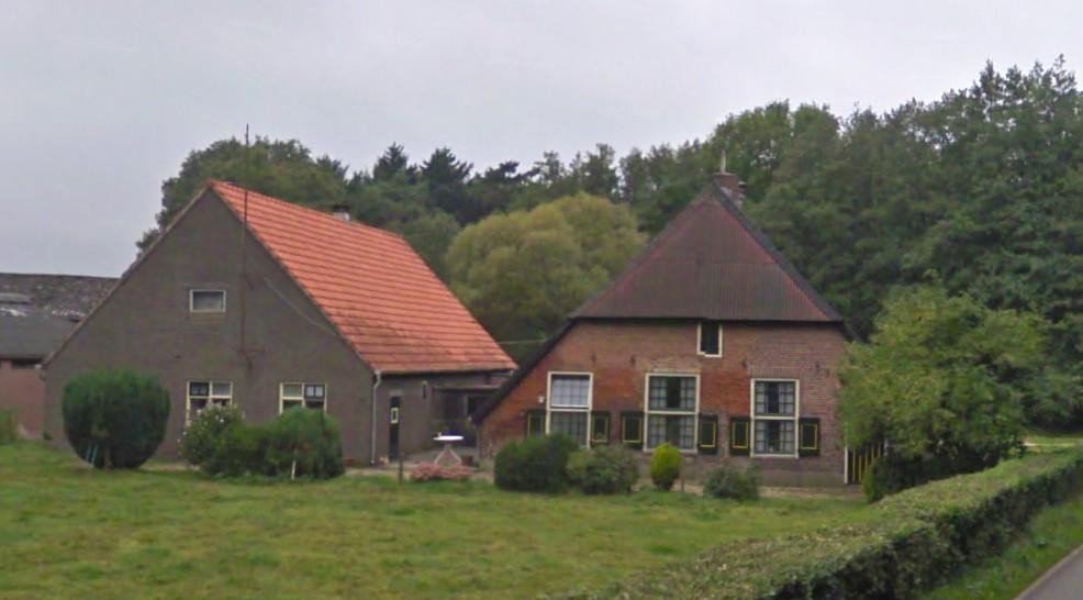 Figuur 3: Foto van de twee woonhuizen, rechts de minstens 200 jaar oude boerderij