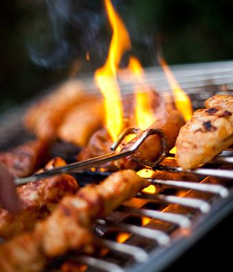 ! Wat krijgt u allemaal: Barbecuepakket naar keuze, servetten, plastic borden/bestek Vanaf 10 personen verzorgen wij het compleet met: De Barbecue met schoonmaak service en gas, draaitangen, Gratis