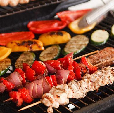 BBQ-pakket C Vlees: kip op stok, varkenshaas saté, varkens filetlapje, houthakkerssteak, hamburger/barbecueworst mix, biefstukspies Salades: scharrelei salade, rauwkost salade, rundvlees salade en