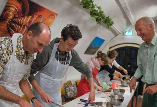 Culinair Of je nou kiest voor het maken van zoetigheden zoals bonbons, leren hoe je zelf paddenstoelen kunt kweken (en alvast proeven hoe die smaken), de Oosterse keuken wilt ontdekken of de geheimen