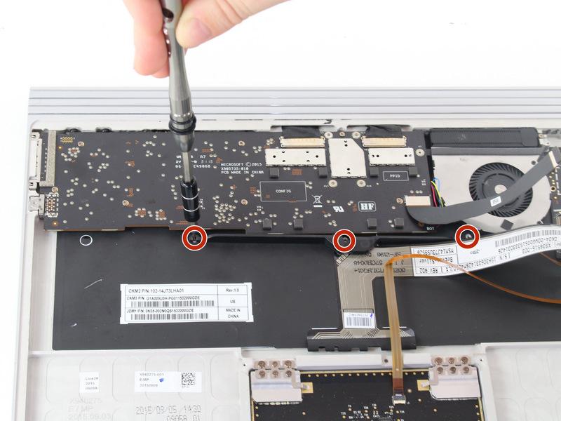 Stap 7 GPU board Verwijder de grotere, zwart lint kabel op de USB-kaart met een kunststof opener door het opheffen van het tabblad uit de