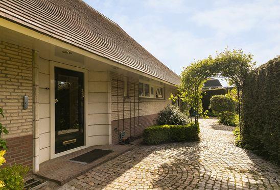 Unieke bungalow met garage op ruim perceel Verstopt achter het groen van de prachtig aangelegde tuin vindt u deze verrassend ruime semibungalow met oprit en aangebouwde garage.