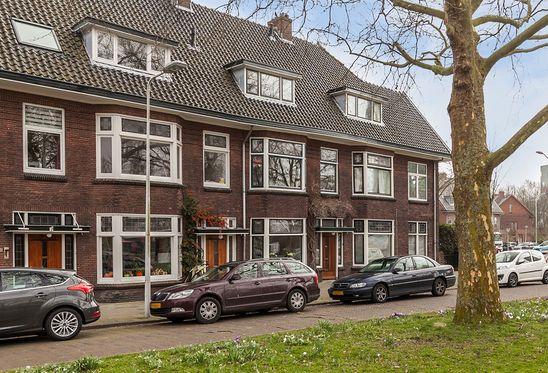 Direct aan de rand van het centrum van Leiden! Sfeervolle en royale jaren-'30 woning met prachtige originele details en een zonnige fraai aangelegde achtertuin op het oosten.