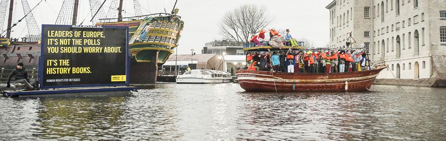 AI Tijdens en rond vergaderingen van Europese leiders in Amsterdam is Amnesty aanwezig met een boot uit Lampedusa, het Italiaanse eilandje waar de laatste jaren veel vluchtelingen gearriveerd zijn.