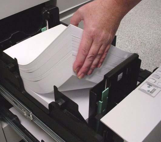 Papiertoevoer beheren Papierinvoermodule met 4 laden -Lade 1: 1600 vel -Lade 2: 3100 vel -Laden 3 en 4: maximaal 550 vel per lade Papierinvoermodule met 2 laden -Laden 1 en 2: maximaal 1600 vel per