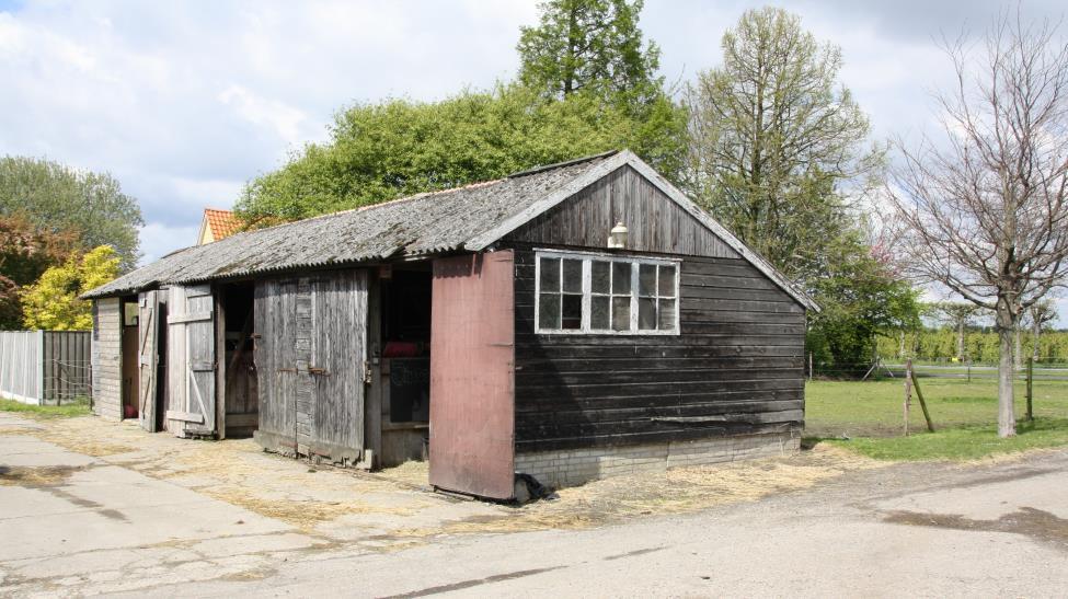 5 m), een brink met voerbak en een spuitplaats met warmwateraansluiting.