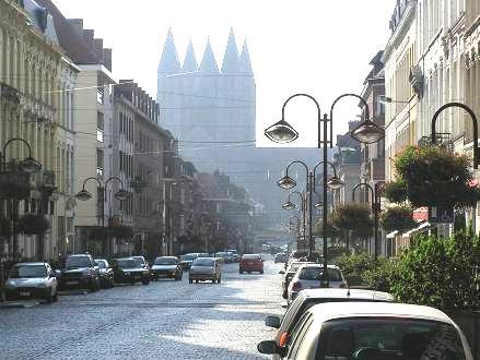 De O.L.V.-kathedraal, die de skyline van de stad domineert, is één der mooiste religieuze monumenten in het Westen.