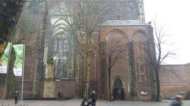 Ze werden in proces gezet, de Utrechters waren niet zo van bouwen en pas in 1320 kon er een deel van de kerk afgemaakt worden. Dit was blijkbaar het plan.