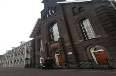 Dit zijn alleen zitplekken. De ontwerper heeft zijn idee stiekem afgekeken van de eclectische stijl. De Westerkerk is de enige overgebleven protestantse zaalkerk in Utrecht.