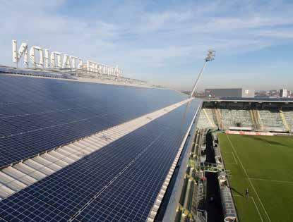 2.900 zonnepanelen op het dak van stadion Kyocera in Den Haag. Windpark Hartel te Rotterdam.