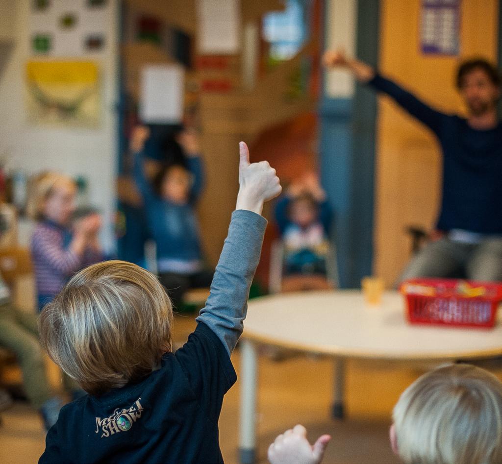 VOORPAGINA van een portfolio- bijvoorbeeld een discussie starten of raad vragen aan andere schoolleiders. Ook vindt hij daar bronnen zoals literatuur en cursusaanbod.