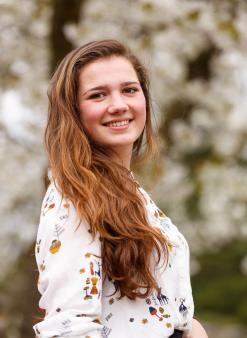 7 Naam: Juliette Smits Leeftijd: 20 jaar Studie: Communicatie- & Informatiewetenschappen Vereniging: C.S. Veritas Motto: Een moderne universiteit geeft toegang tot online hoorcolleges en streeft naar de ontwikkeling van een digitaal platform voor de student.