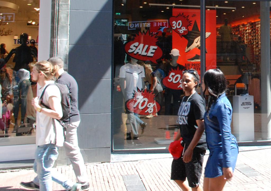 GRENZEN VERVAGEN EN BARRIÈRES VERDWIJNEN Tussen 2005 en 2016 is het aantal winkels van buitenlandse retailers met 60 procent gestegen en nam het aantal winkels van Nederlandse concepten met 16
