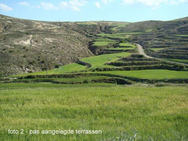 Iedereen genoot op een stoel langs de straat van de heerlijke namiddagzon En wie liepen we al onmiddellijk tegen het lijf? De eigenaar van de pyrietgroeve natuurlijk!