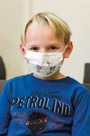 5. DRAAG EEN MASKER Het dragen van een masker over mond en neus voorkomt het inademen van ziektekiemen die verspreid worden in de lucht wanneer andere patiënten hoesten of niezen.