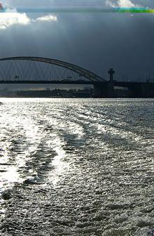 de hand van het profiel in drie stukken te verdelen: de bovenloop, de middenloop en de benedenloop. Het grote verschil in deze trajecten zit in het verhang en het verval van de rivier.