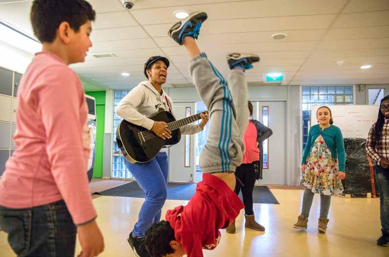 De Weekend Academie wil achterstanden aanpakken en kansarme jongeren een rolmodel geven. veel Amsterdamse kinderen van Turkse en Marokkaanse komaf een enorme onderwijsachterstand hadden.