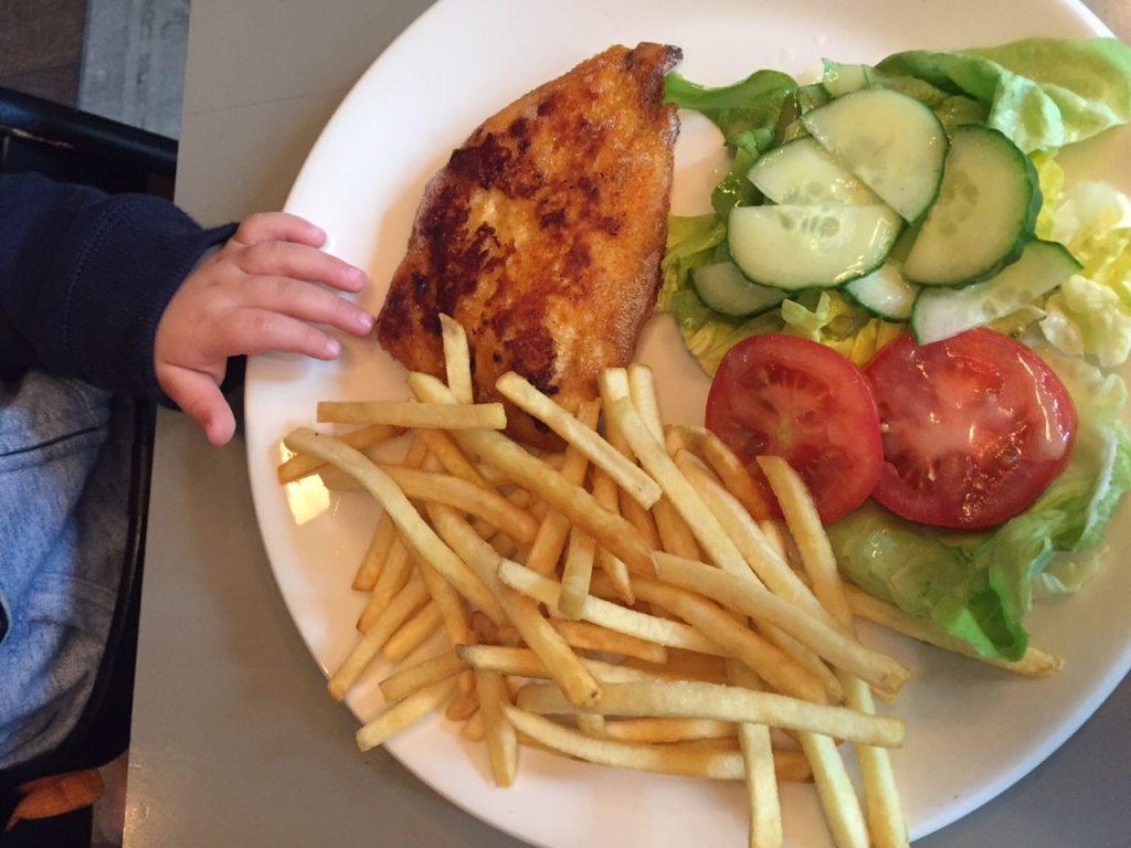 gevuld met veel garnituren. Voor Florian was het genieten van zijn grote en favoriete maaltijd, frietjes met kipschnitzel, waar papa en mama ook nog wel wat meegesnoept hebben.