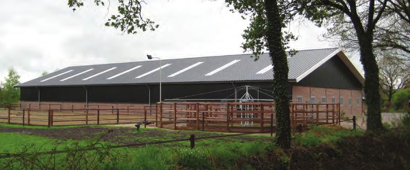 Speciaal voor de agrarische markt ontwikkelde Joris Ide het JI onduroof Eco paneel, dit paneel met een golfplaat profilering, 0,6mm buitenhuid, PIR schuimkern met een brandklasse Bs2d0 en een