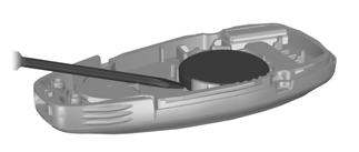 E105362 3 E125860 N.B.: Raak de batterijcontacten of de printplaat niet met de schroevendraaier aan. 5.