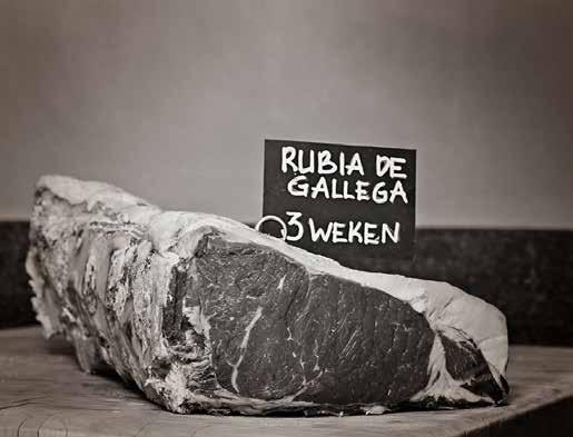 DrY AgED Wij beschikken in onze winkel over een dry-aged koelcel, deze cel werd speciaal gemaakt om rundvlees in het been te laten rijpen.