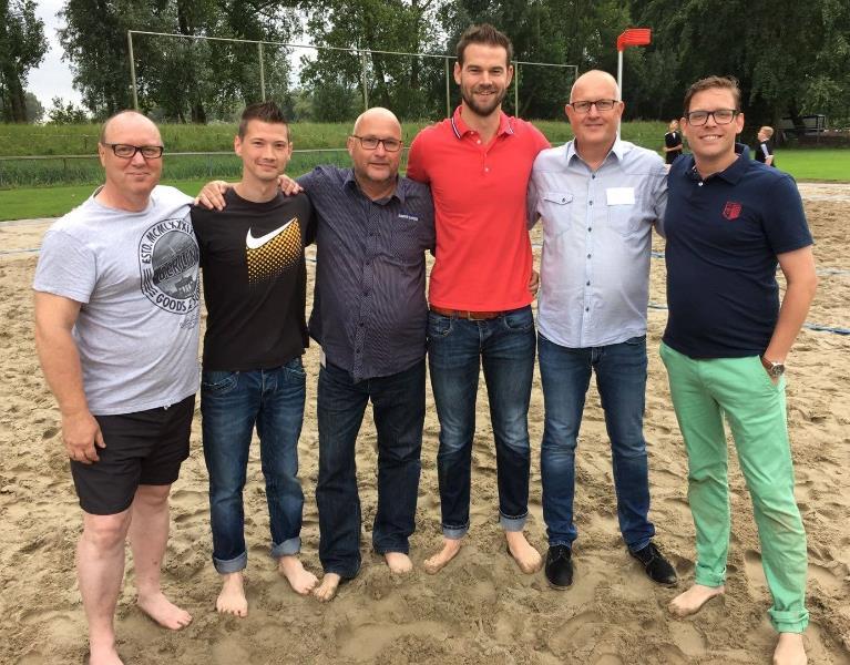 Het multifunctionele permanente Beachcourt is zaterdag 01-07-2017 geopend door vlnr: Rene van Bever (voorzitter volleybalvereniging YUM en voorzitter van de Stichting