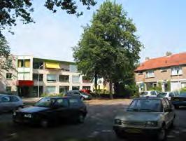Er ontstaat een horizontale geleding door gebruik van baksteen in twee kleuren. Centraal ligt een groen plein waaraan voorkanten van woningen grenzen.