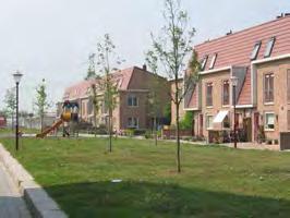 In een groot aantal gevels is samenhang gecreëerd door ritmiek van topgevels. Alle woningen hebben een kleine voortuin. De gestapelde bebouwing die voorkomt wijkt af in vorm.